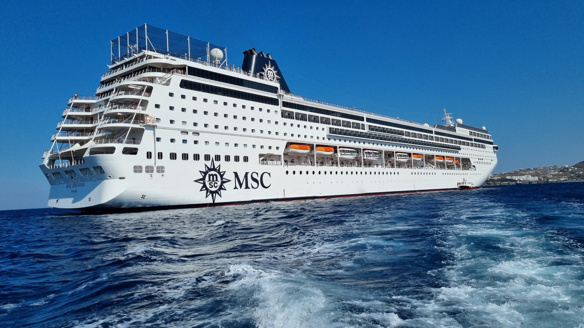 Bateau de croisiere naviguant durant les vacances scolaires