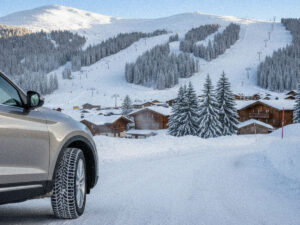 Vacances d'hiver : pourquoi la location voiture pneu neige est indispensable pour partir au ski