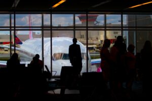 Pourquoi les voyageurs abandonnent la valise pour le sac cabine en 2026 ?
