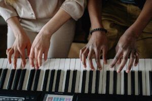 Cours de piano à domicile avec Allegro Musique : quels avantages pour les débutants ?