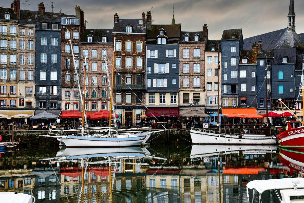 Port de Honfleur avec ses façades colorées et ses bateaux, Normandie