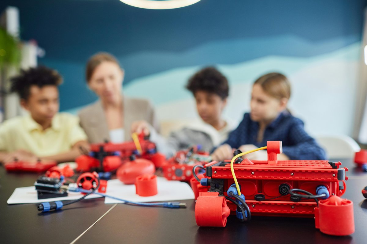Élèves travaillant sur un projet de robotique en classe
