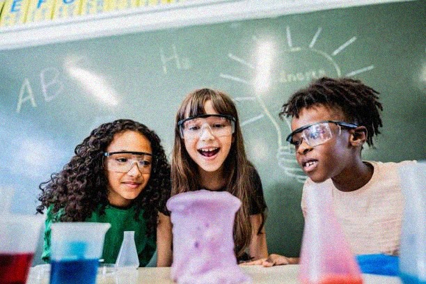 Enfants réalisant une expérience scientifique pendant les vacances