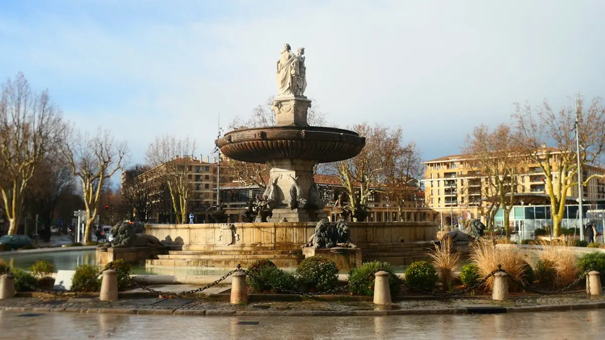 Fontaine urbaine à Aix-en-Provence sous un ciel lumineux