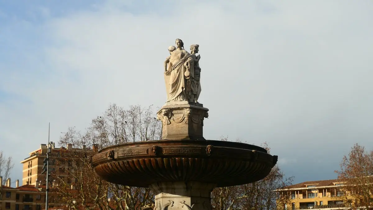 Sculpture classique sur fontaine historique d'Aix-en-Provence
