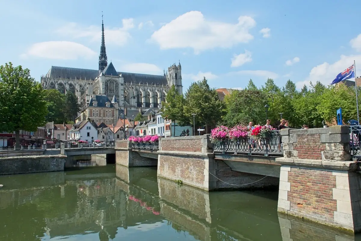 Cathédrale d'Amiens avec pont et fleurs estivales