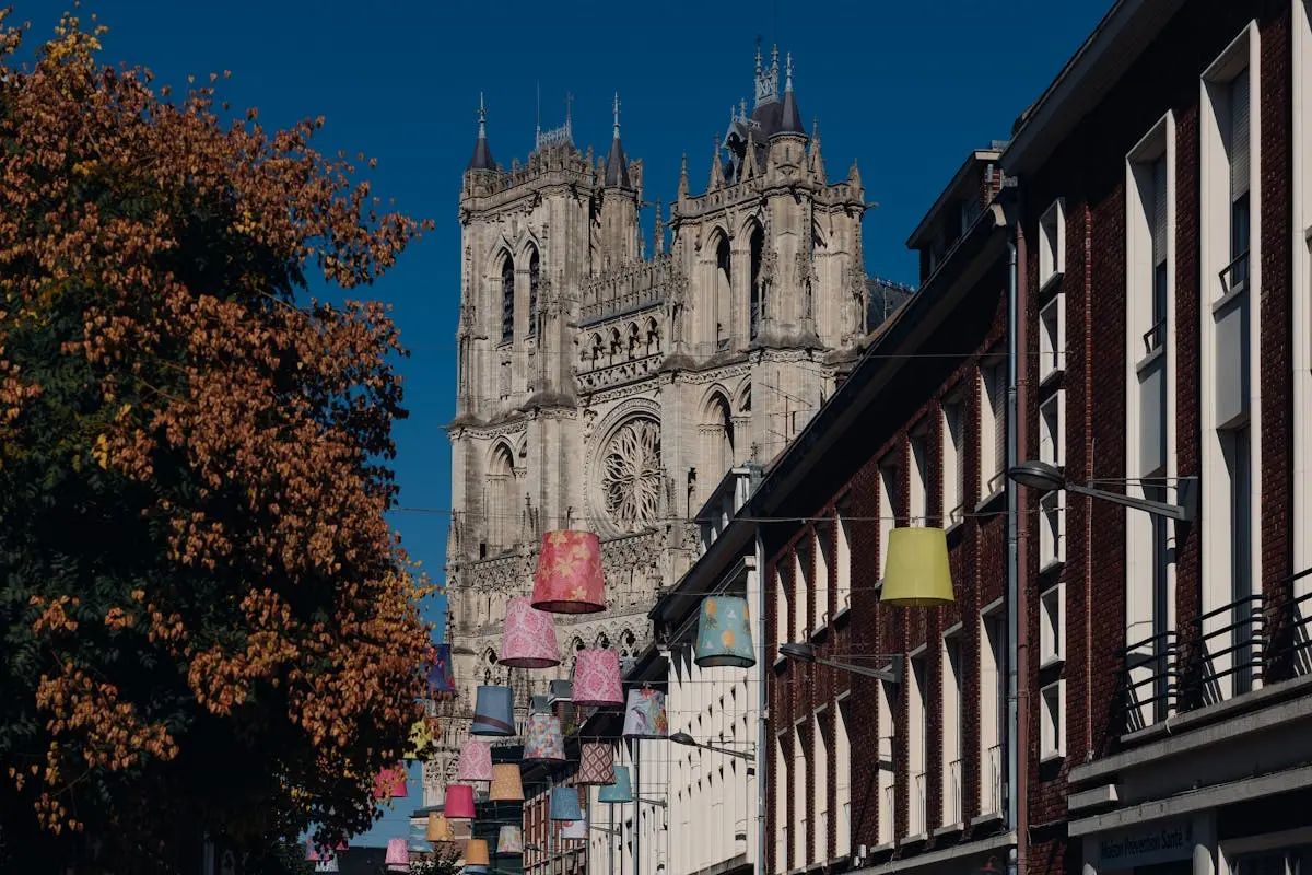 Cathédrale d'Amiens encadrée par une rue décorée