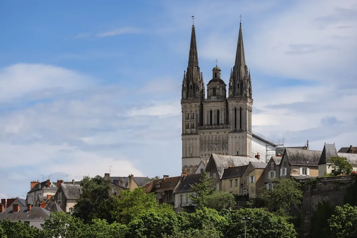 Flèches de la cathédrale d'Angers sous un ciel vibrant