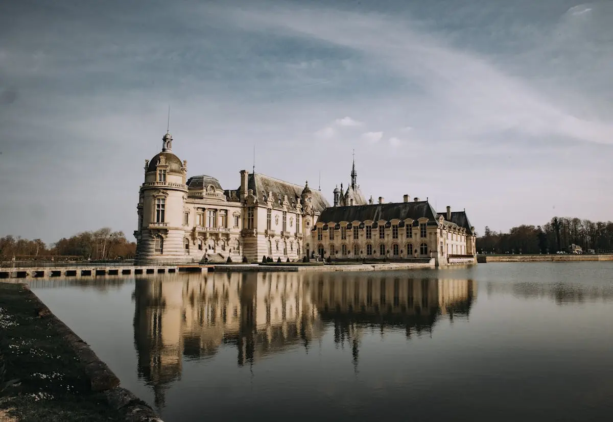Château reflété dans un plan d'eau en Pays de la Loire