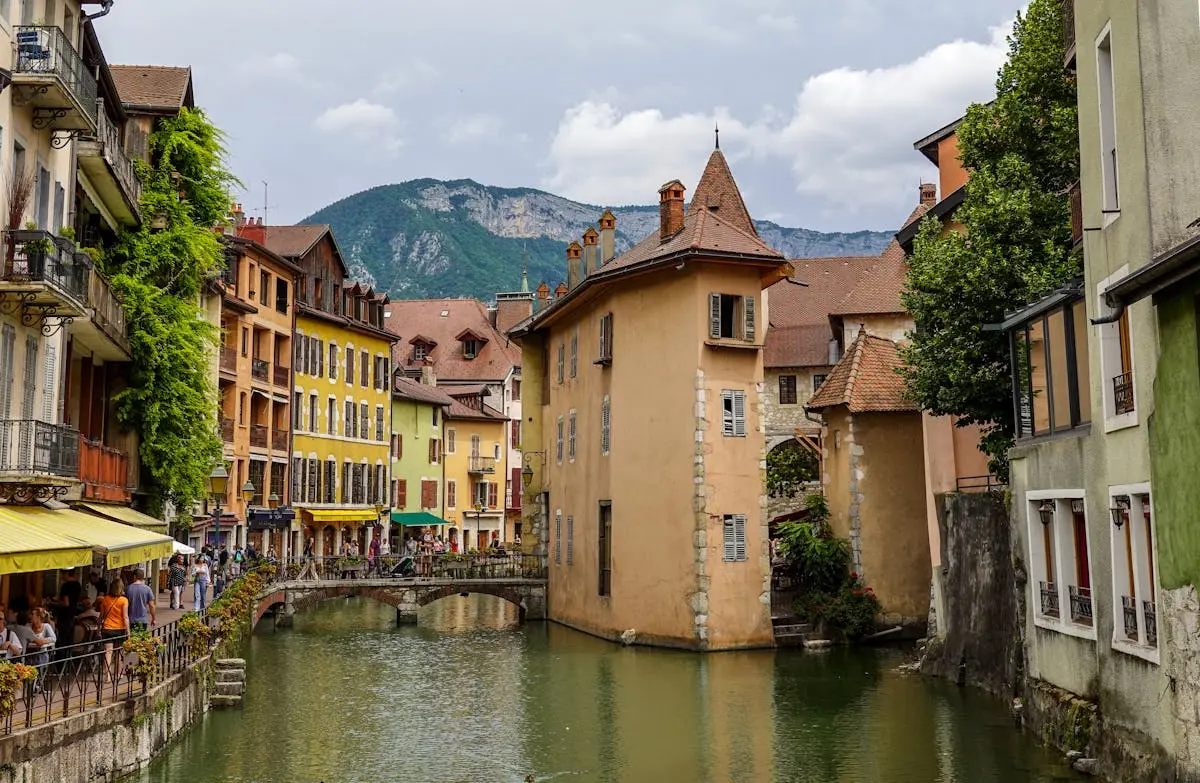 Canaux et bâtiments historiques d'Annecy avec montagnes