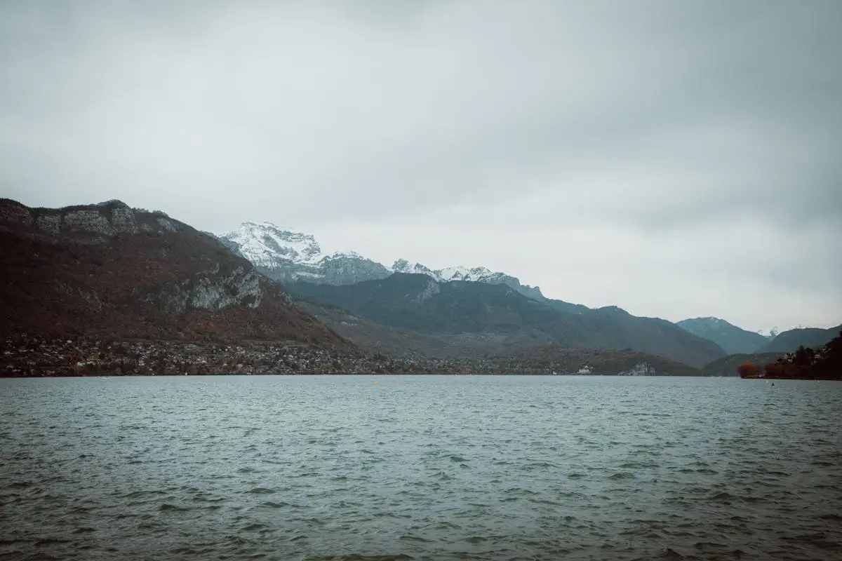 Lac d'Annecy avec les Alpes enneigées en automne