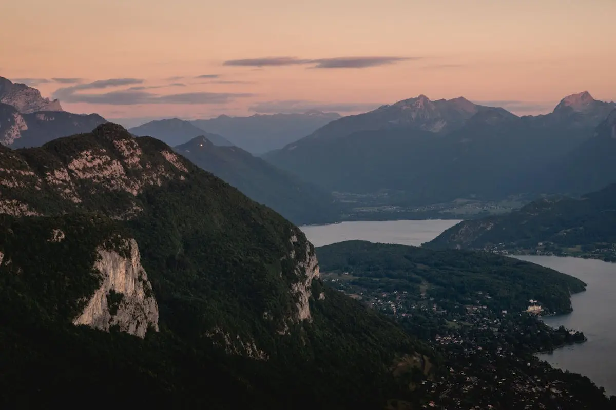 Vue aérienne du lac d'Annecy et des montagnes au coucher du soleil