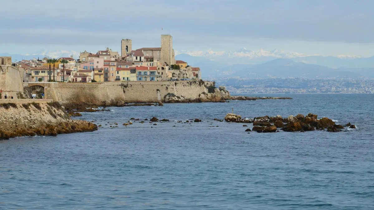 Remparts historiques d'Antibes sur la Côte d'Azur