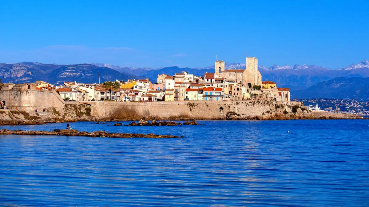 Maisons colorées en bord de mer à Antibes