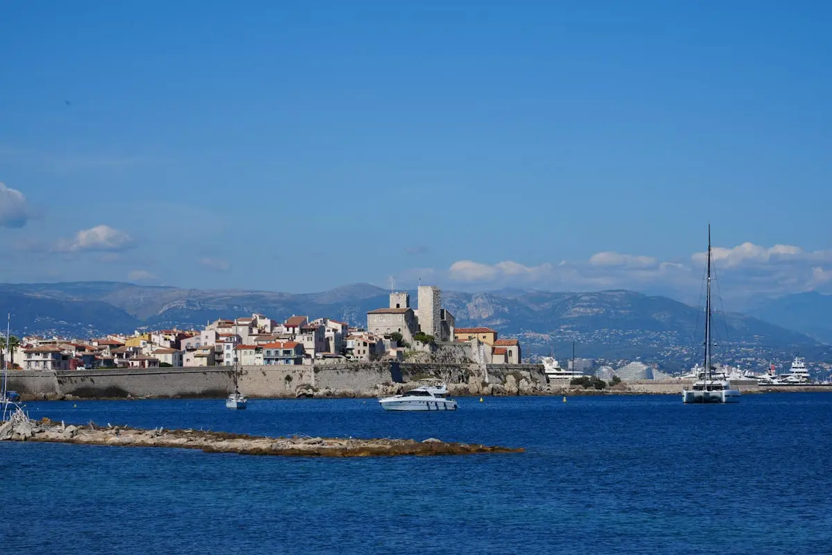 Vieille ville d'Antibes avec sa marina sur la mer Méditerranée