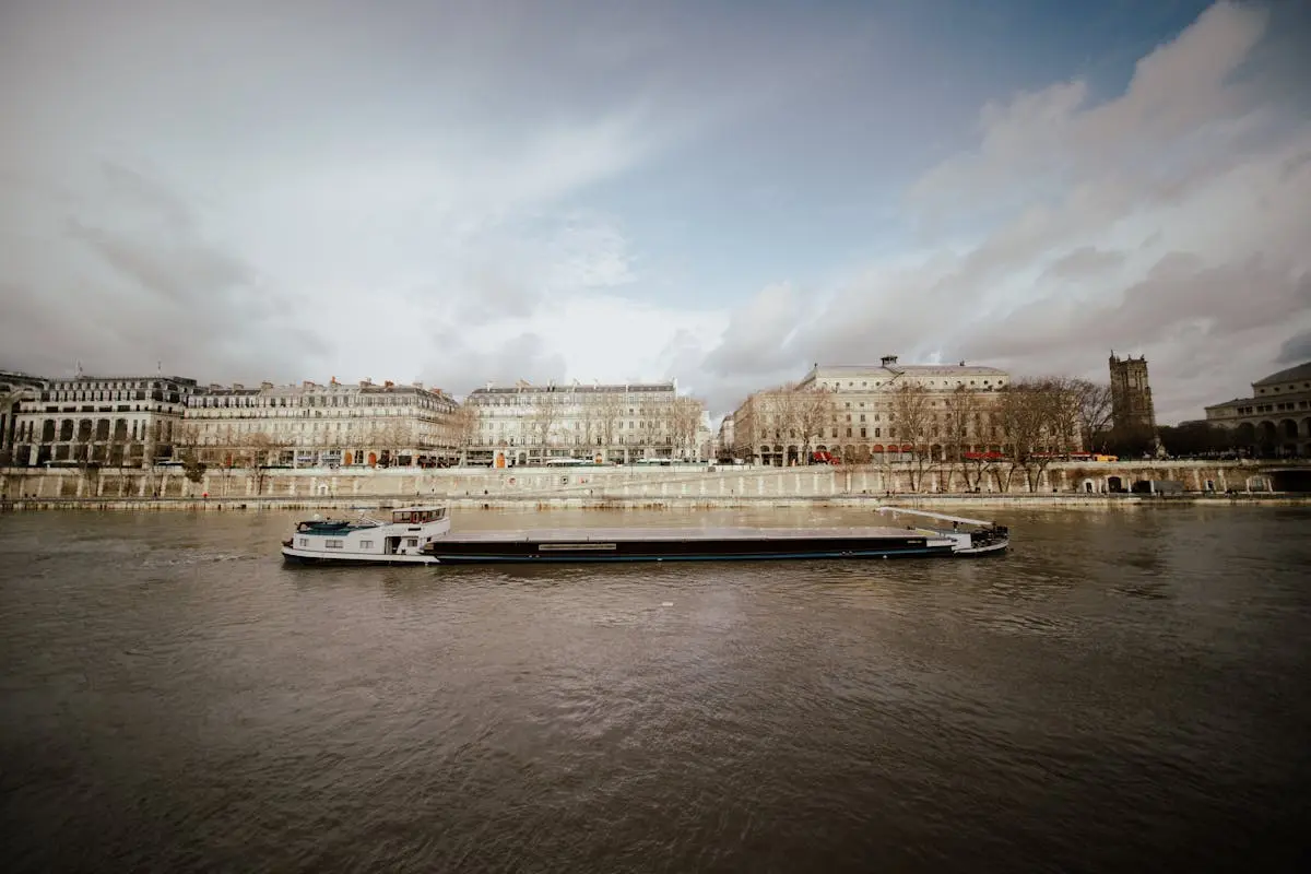 Bateau croisière sur la Seine avec bâtiments classiques - Argenteuil