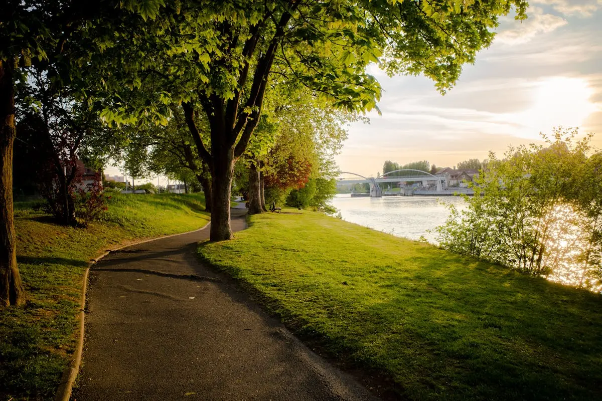 Parc au bord de l'eau et pont en Île-de-France - Argenteuil