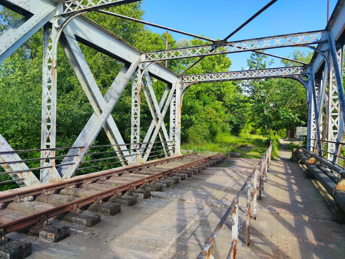 Vieux pont ferroviaire entouré de verdure - Argenteuil