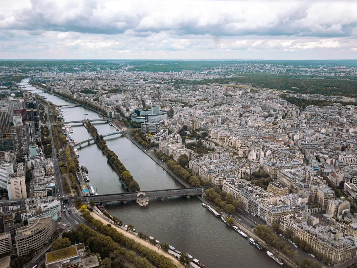 Vue aérienne de la Seine en banlieue parisienne - Argenteuil