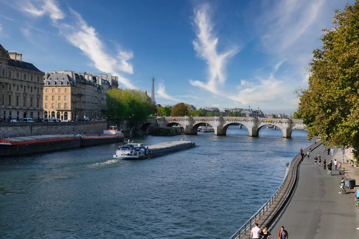 Vue sur la Seine avec architecture de banlieue parisienne - Asnières