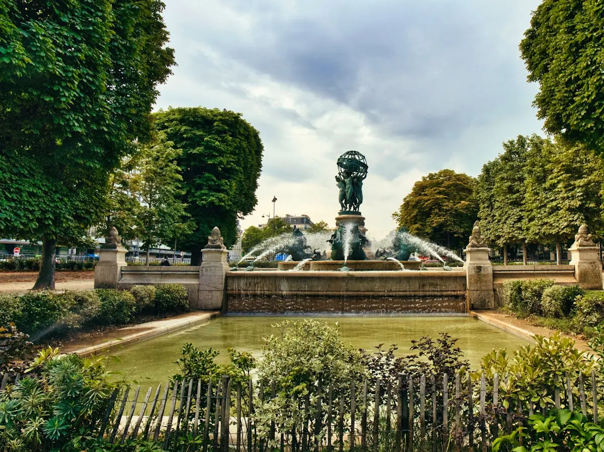 Fontaine élégante dans un jardin parisien - Aubervilliers