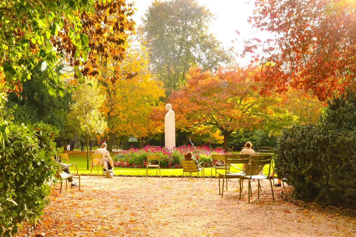 Statue et feuillage d'automne dans un parc - Aubervilliers