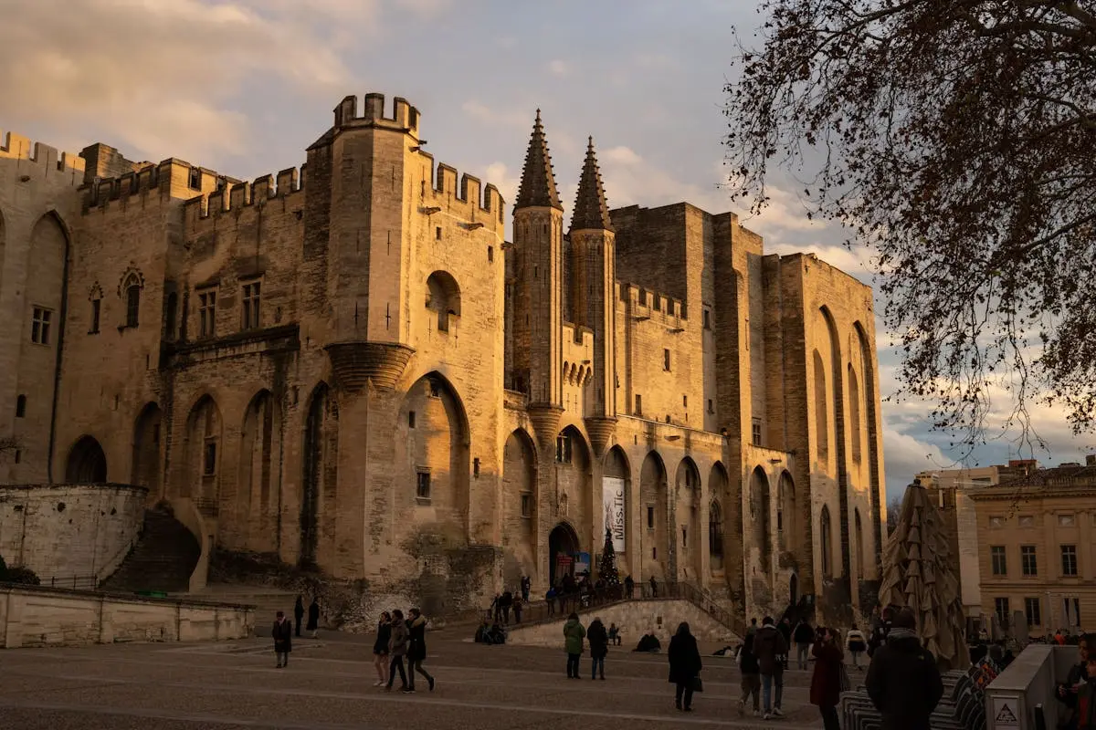 Palais des Papes d'Avignon au coucher du soleil