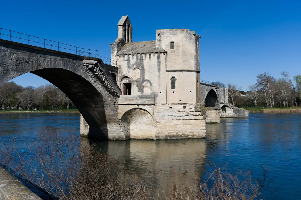 Pont historique Saint-Bénézet sur le Rhône à Avignon