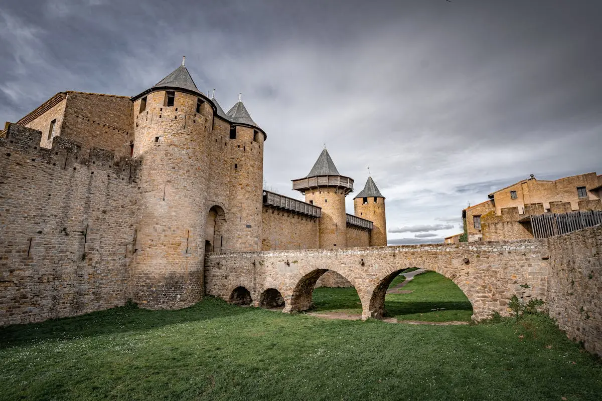 Fortification médiévale en pierre - région de Besançon