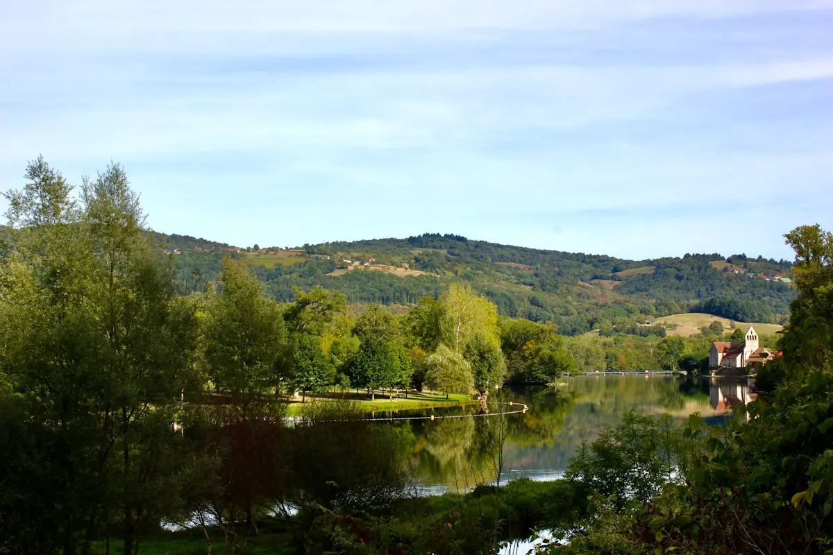 Paysage avec rivière et verdure en Franche-Comté - Besançon