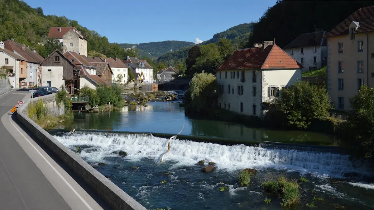 Village du Doubs avec rivière et maisons traditionnelles près de Besançon