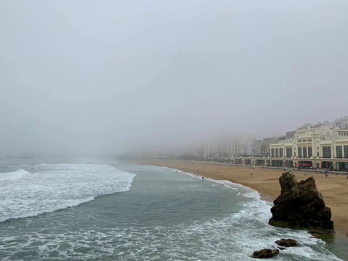 Plage de Biarritz avec vagues et brume côtière