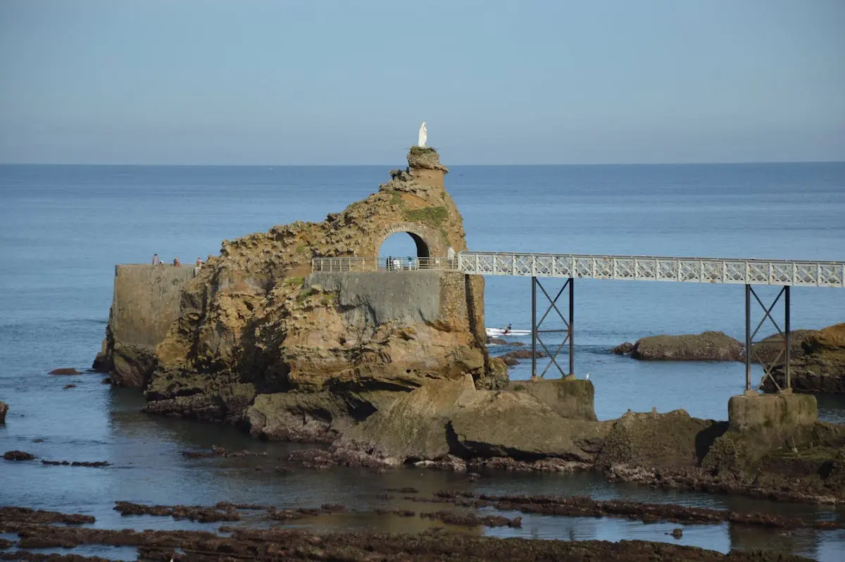 Rocher de la Vierge et vue sur l'océan Atlantique à Biarritz