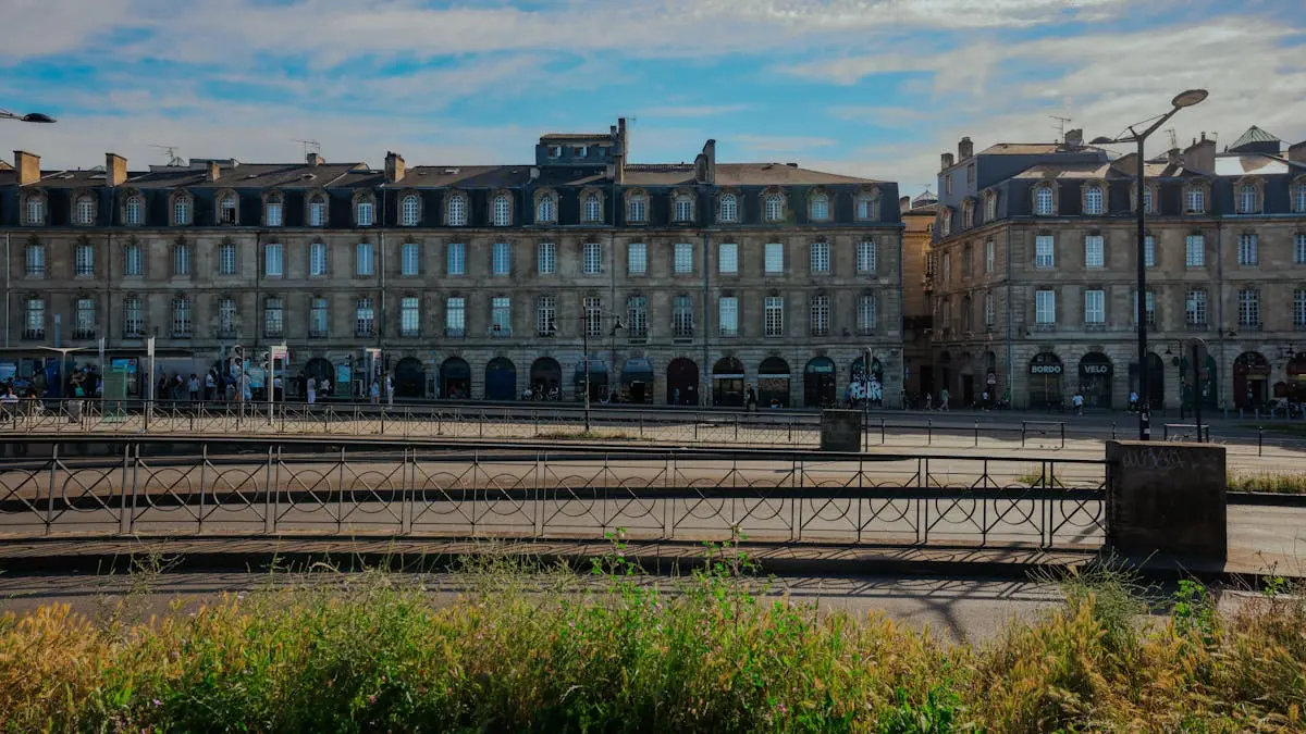 Élégants bâtiments historiques de Bordeaux sous un ciel bleu