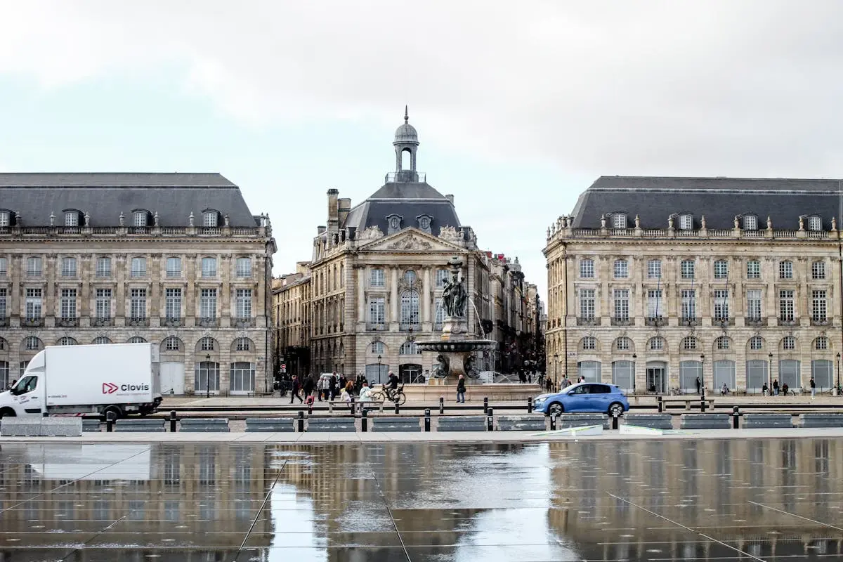 Reflet de la Place de la Bourse dans le Miroir d'eau de Bordeaux