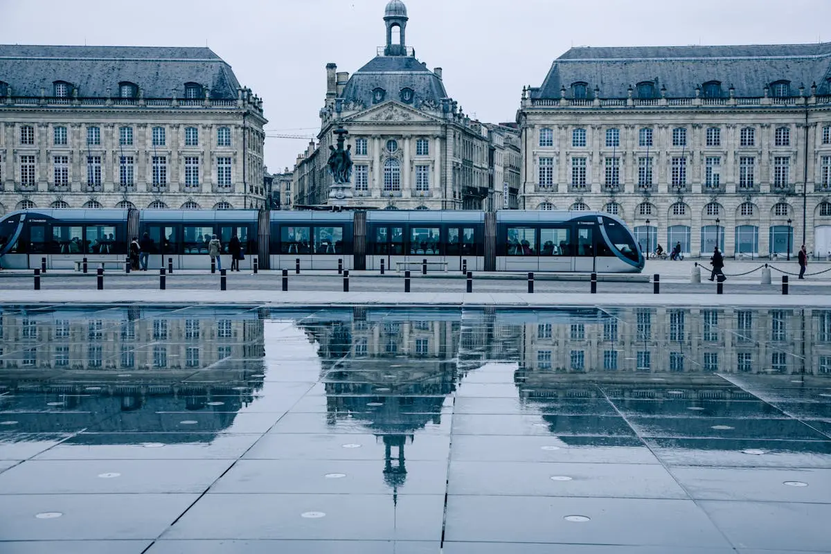 Tramway devant la Place de la Bourse à Bordeaux