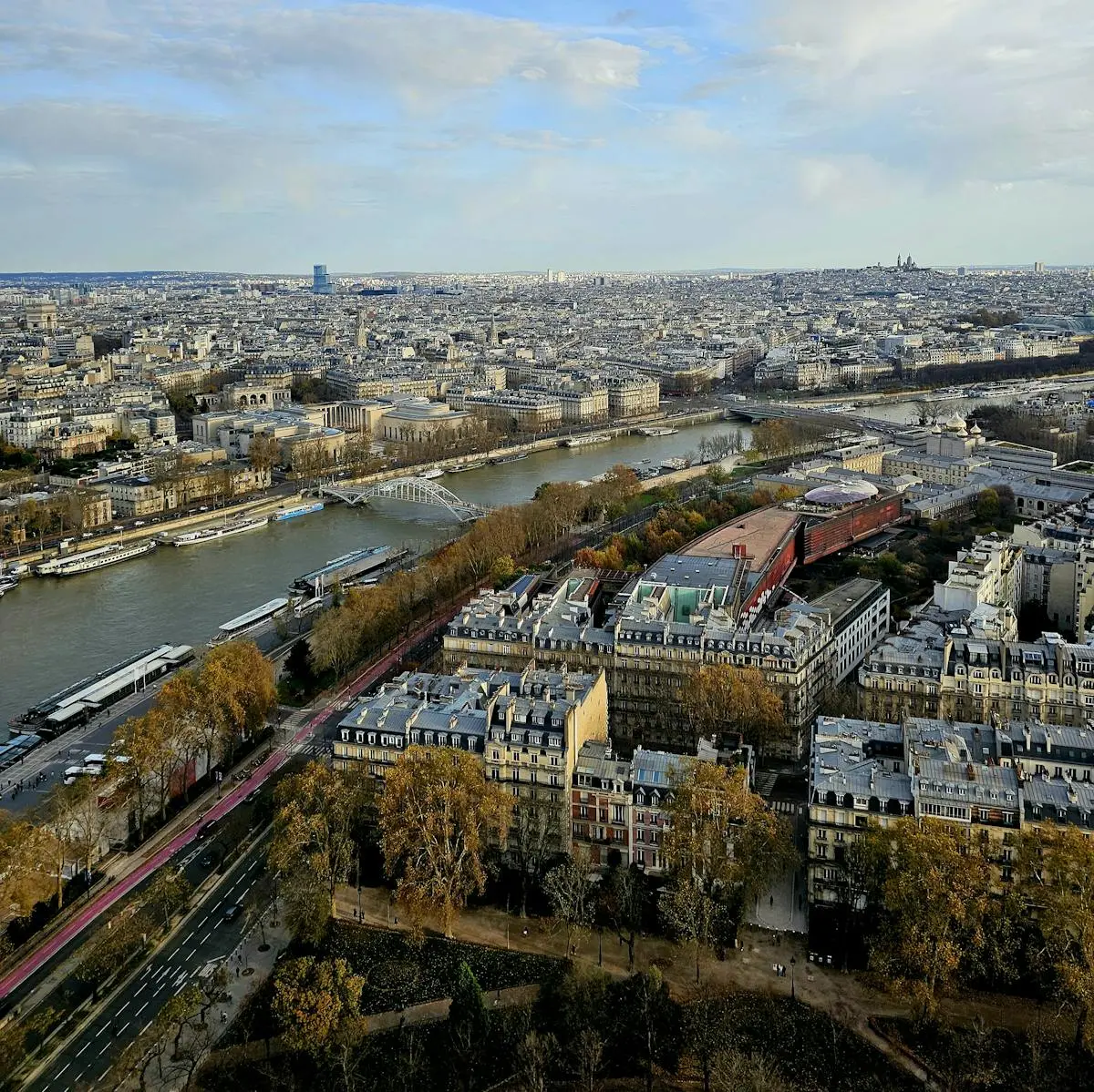 Vue aérienne de la Seine avec architecture parisienne - Boulogne-Billancourt