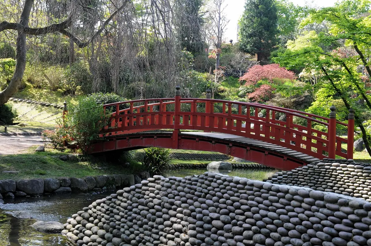 Jardin japonais Albert Kahn avec pont rouge à Boulogne-Billancourt
