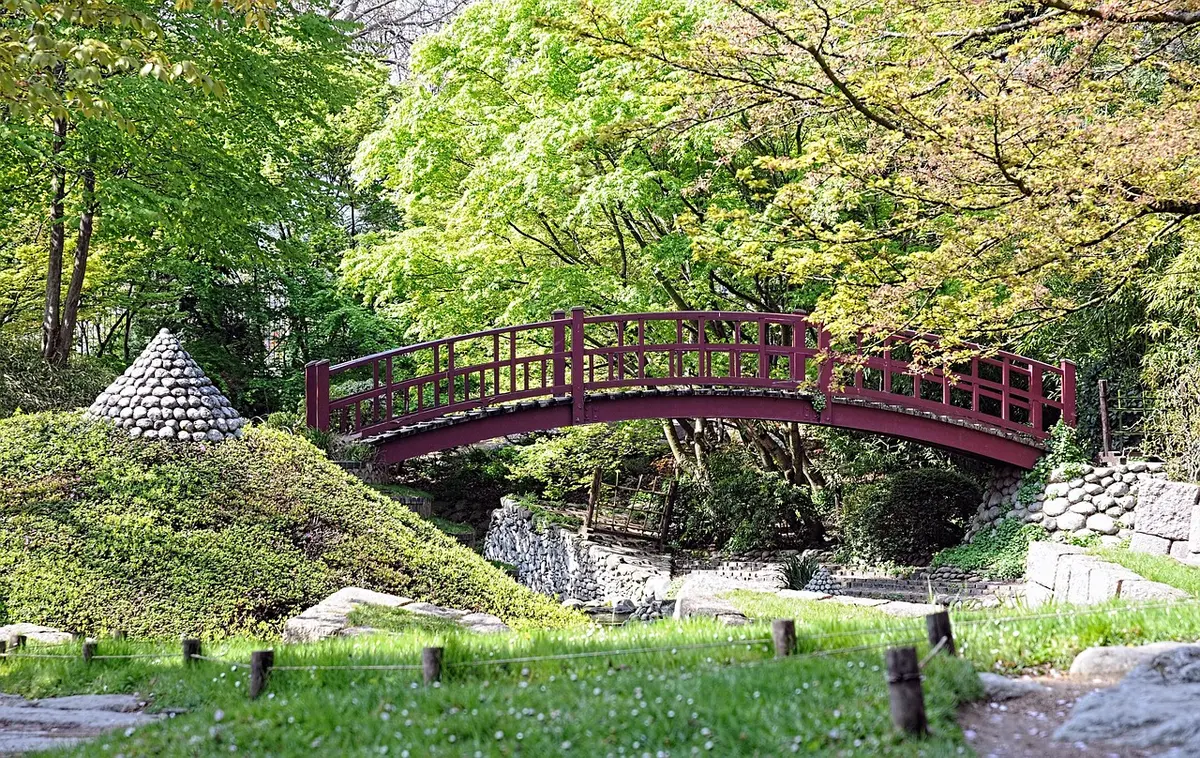 Pont rouge du jardin Albert Kahn à Boulogne-Billancourt