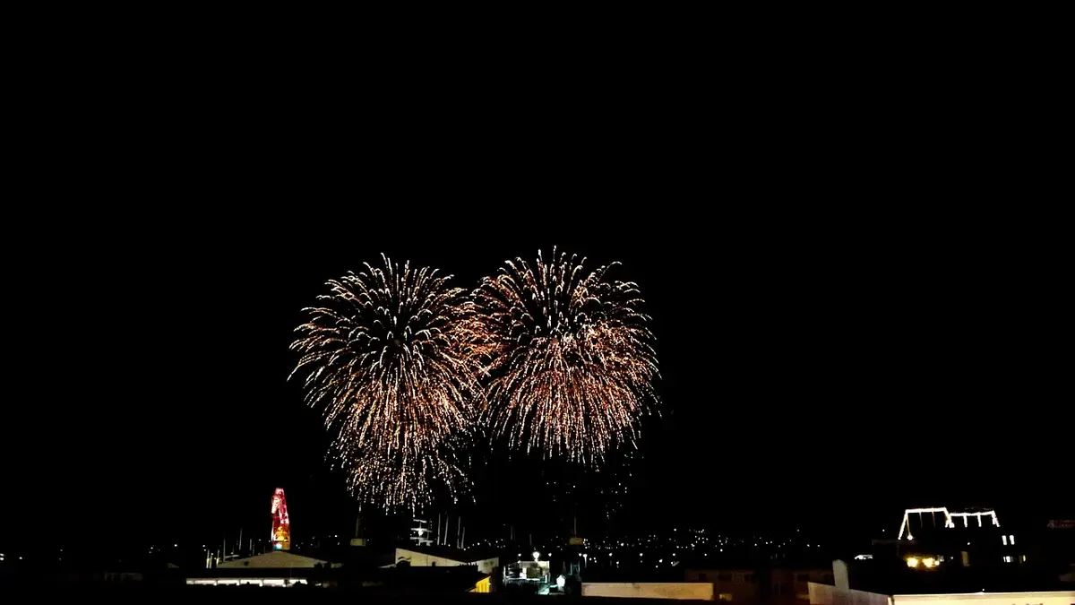 Feu d'artifice au-dessus du port de Brest en Bretagne