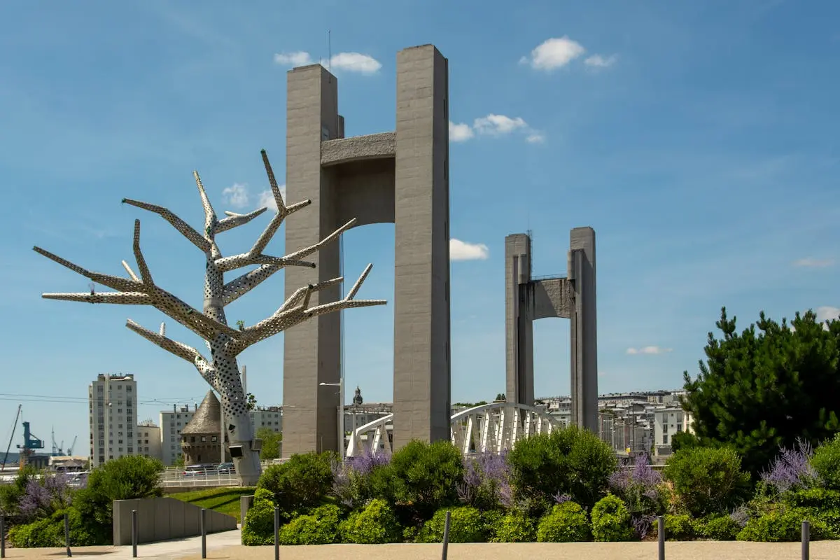 Pont contemporain avec sculpture à Brest