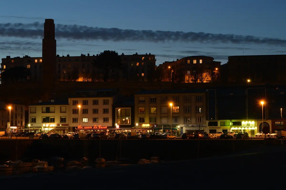 Port de Brest illuminé la nuit en Bretagne