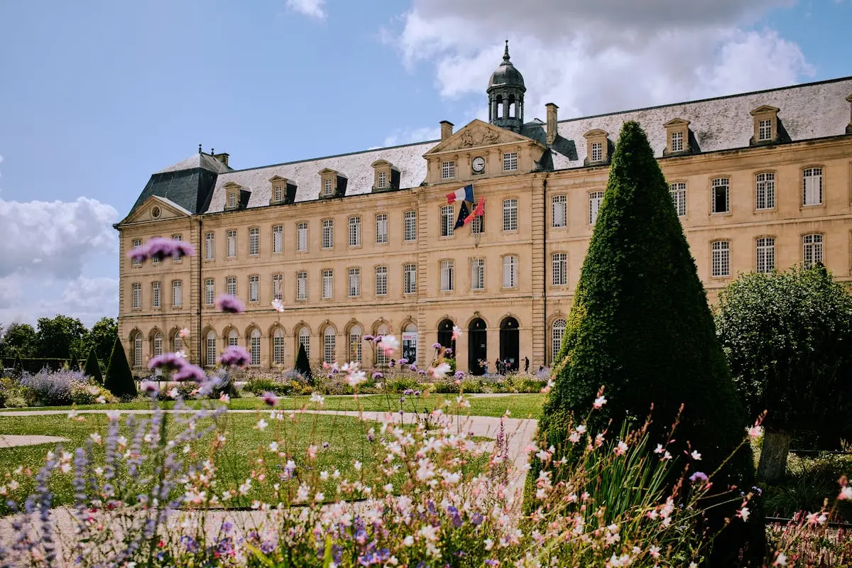 Abbaye aux Hommes avec jardins fleuris à Caen