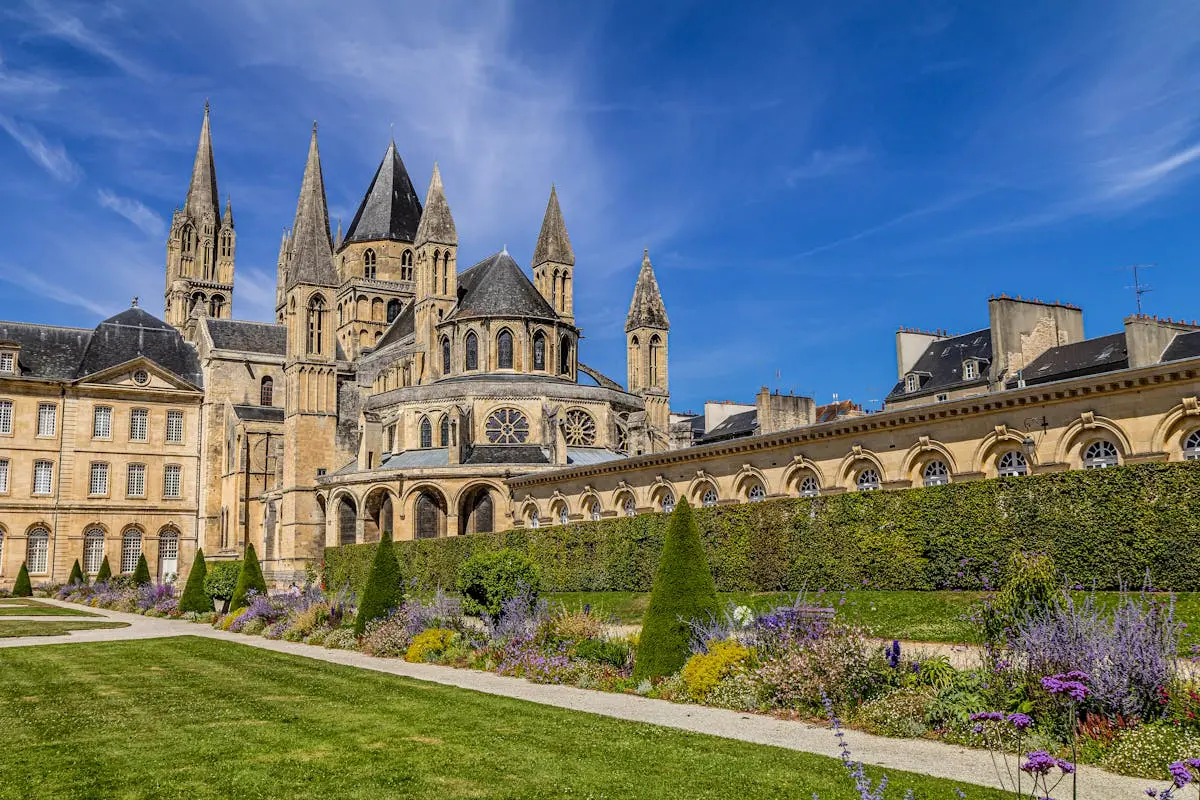 Abbaye Saint-Étienne de Caen avec jardins paysagers