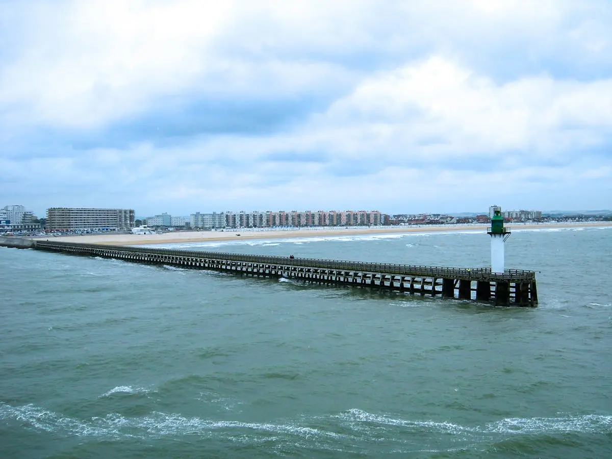 Phare sur jetée et paysage côtier de Calais
