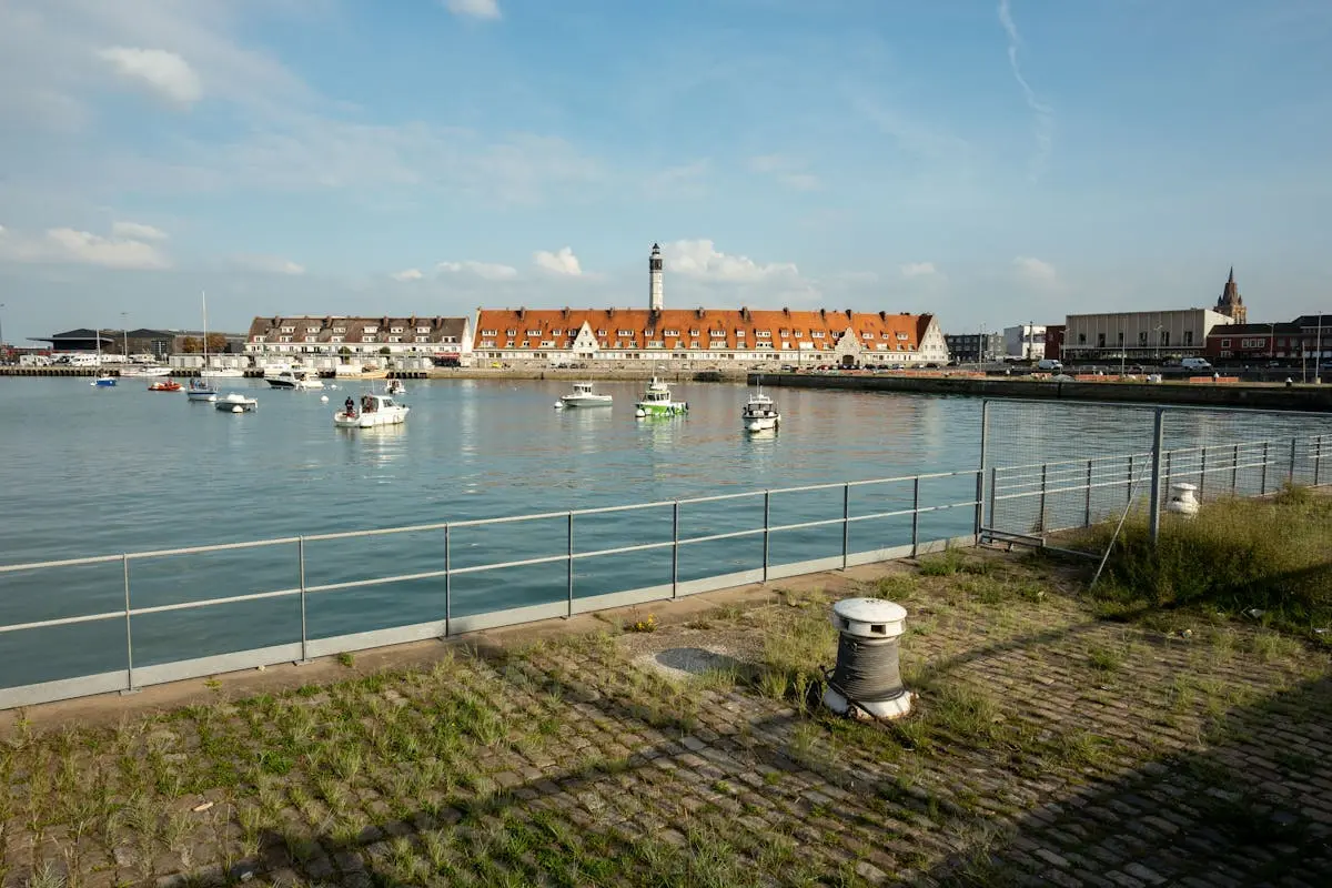 Port historique de Calais avec bateaux et bâtiments anciens