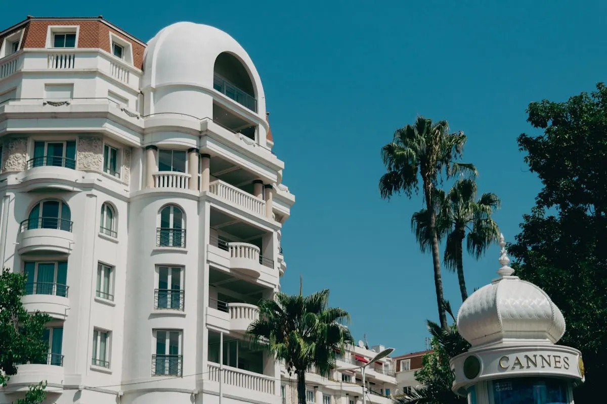 Croisette de Cannes avec palmiers et architecture élégante