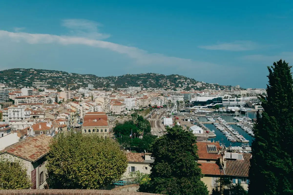 Port de Cannes avec la mer Méditerranée et le skyline de la ville