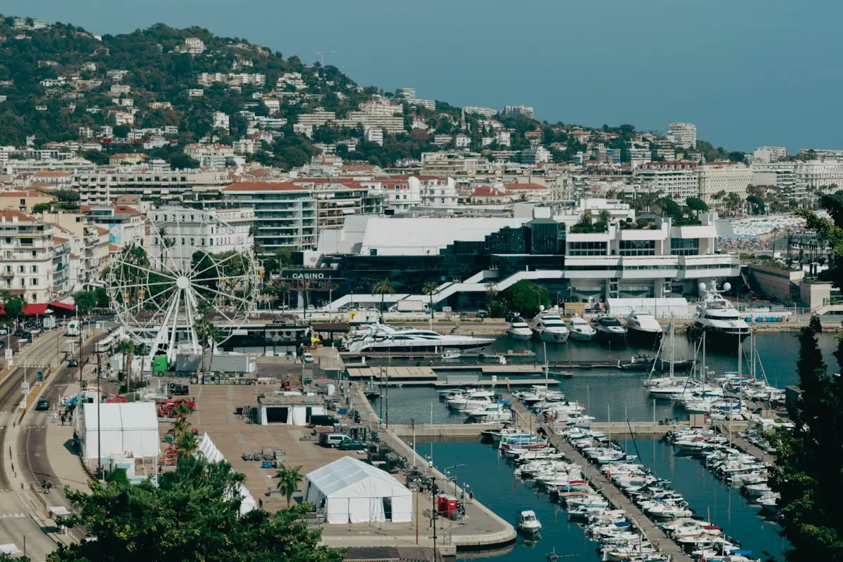 Vue aérienne du port de Cannes avec ses yachts de luxe