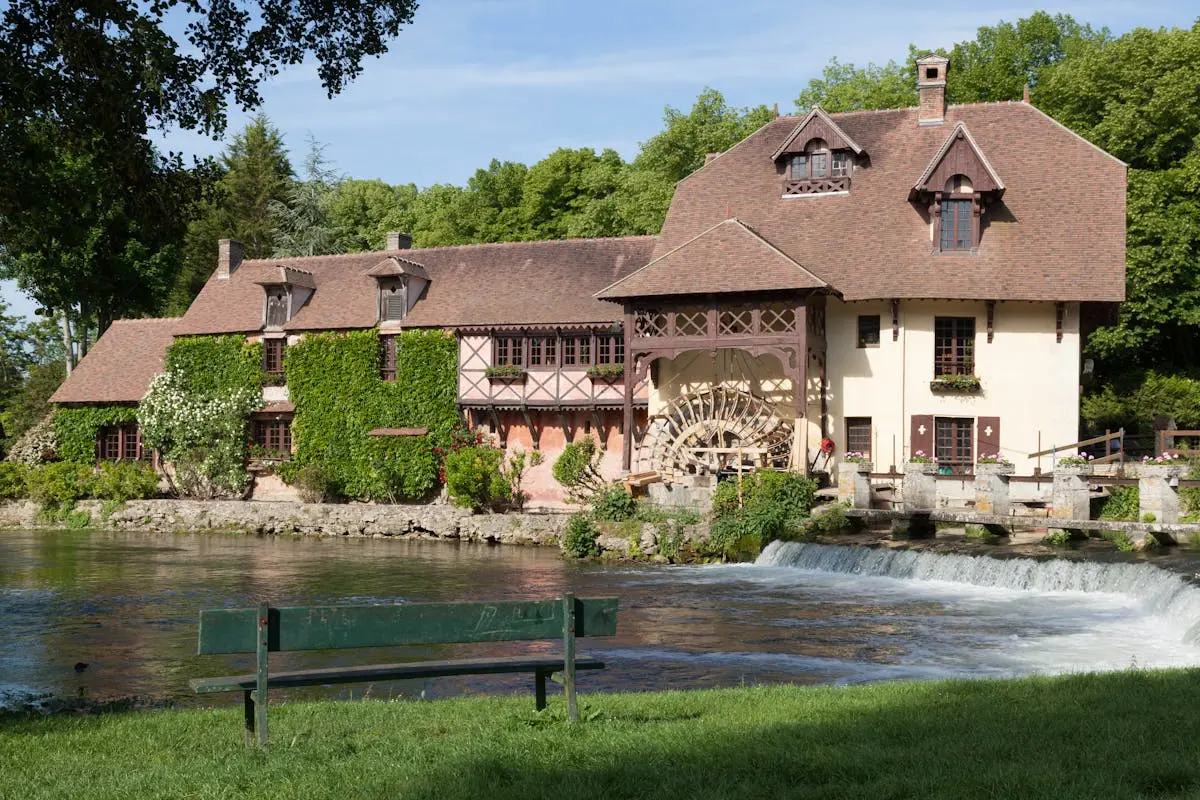 Moulin à eau au bord d'une rivière en Île-de-France - Champigny